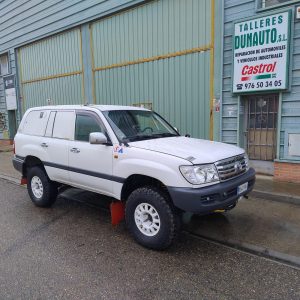 Toyota Land Cruiser HZJ 105 (1)