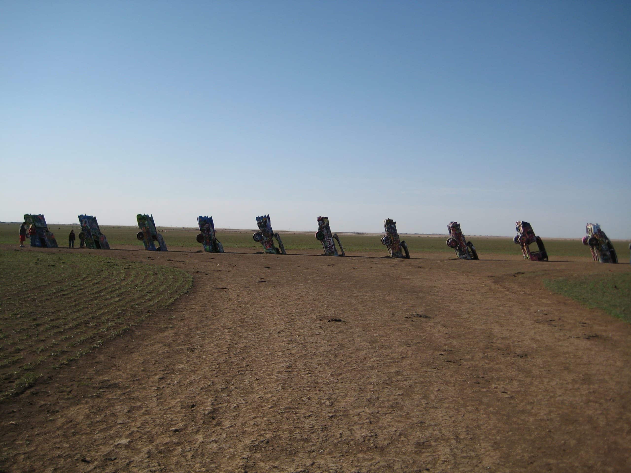 Cadillac Ranch à Amarillo, Texas : dix Cadillacs plantées nez dans le sol dans un champ.