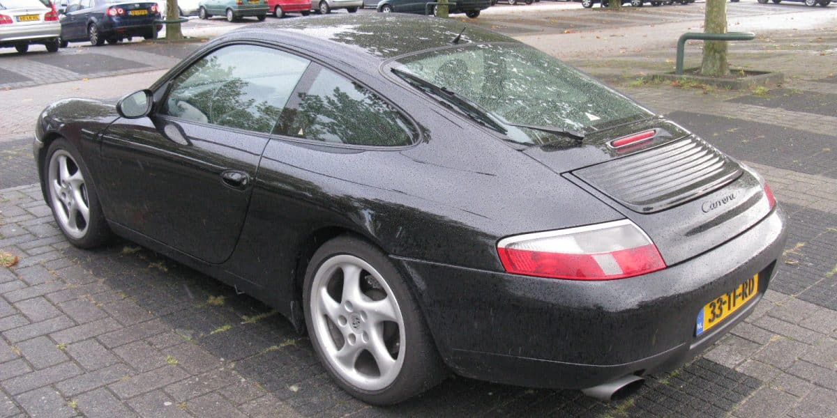 Porsche 911 Carrera type 996, modele a l'origine du personnage de Sally dans Cars