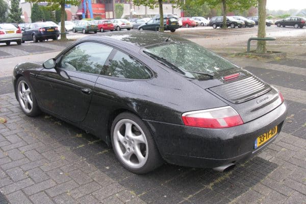 Porsche 911 Carrera type 996, modele a l'origine du personnage de Sally dans Cars