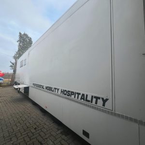 Semi-remorque hospitality 3 essieux pour le sport automobile