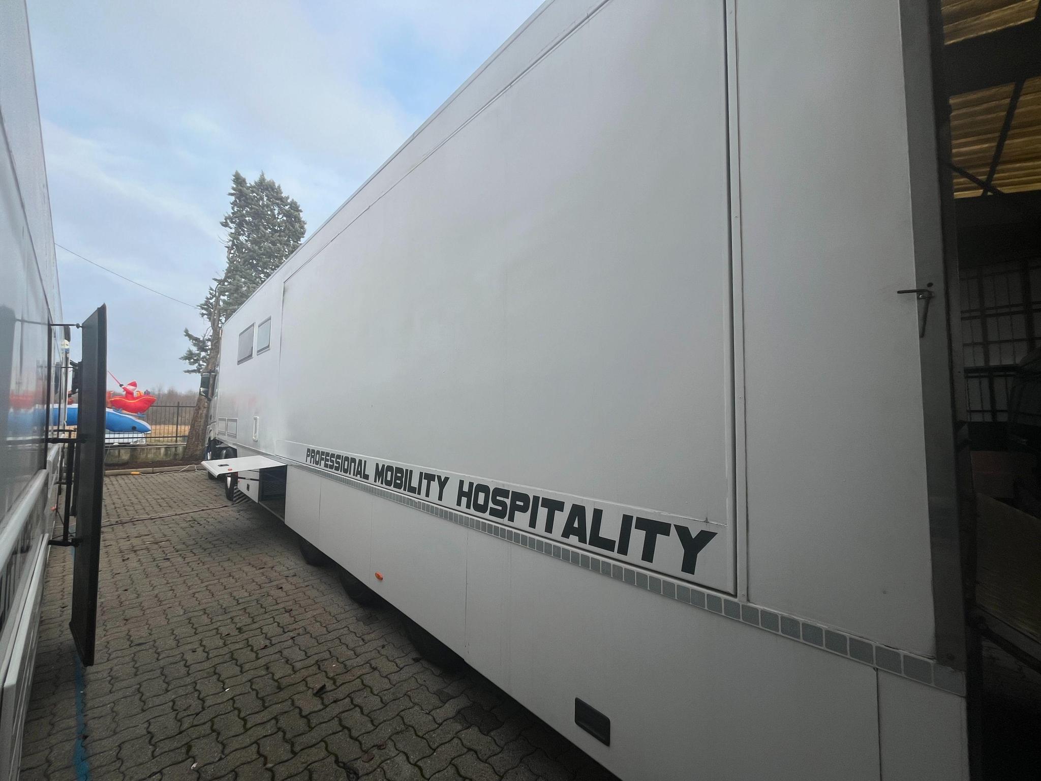 Semi-remorque hospitality 3 essieux pour le sport automobile