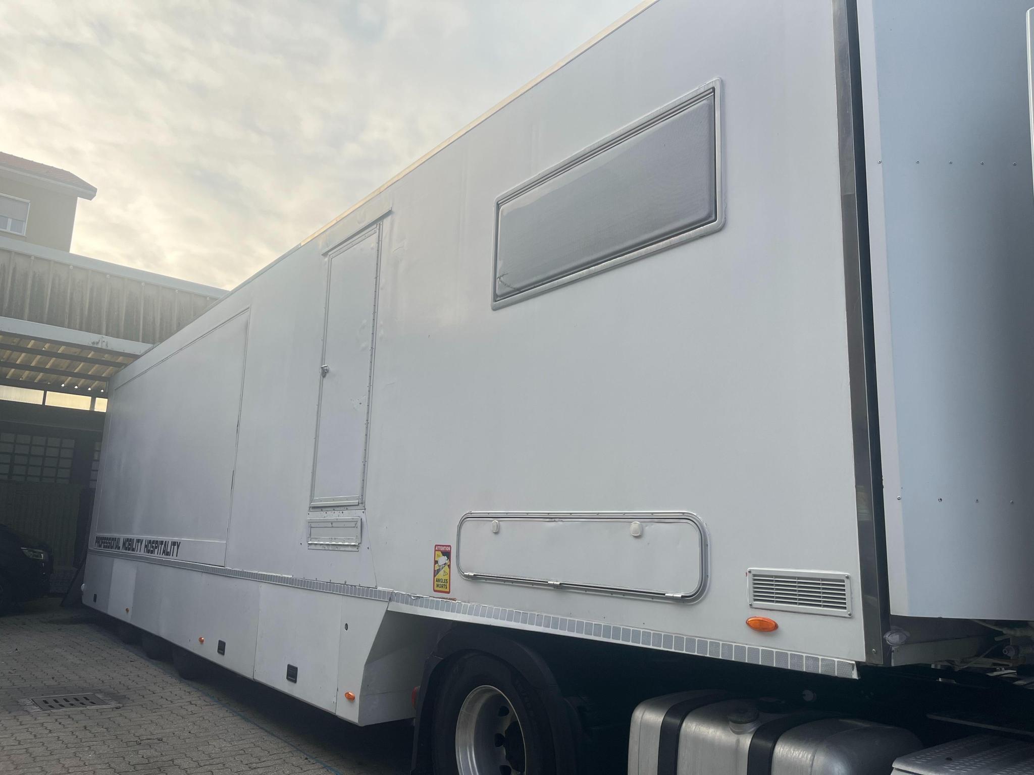 Semi-remorque hospitality 3 essieux pour le sport automobile – Image 4