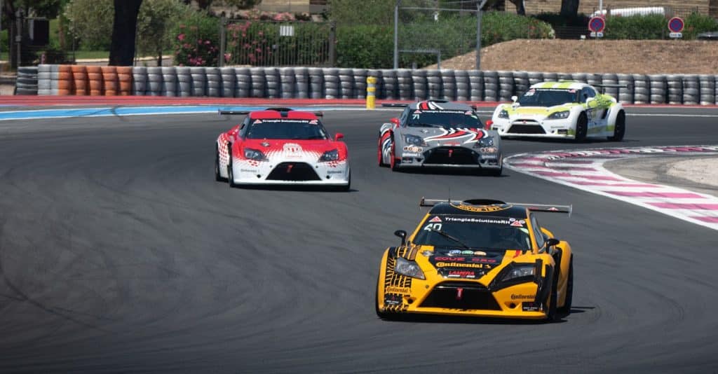 Voitures de course sur le circuit des 24 Heures du Mans