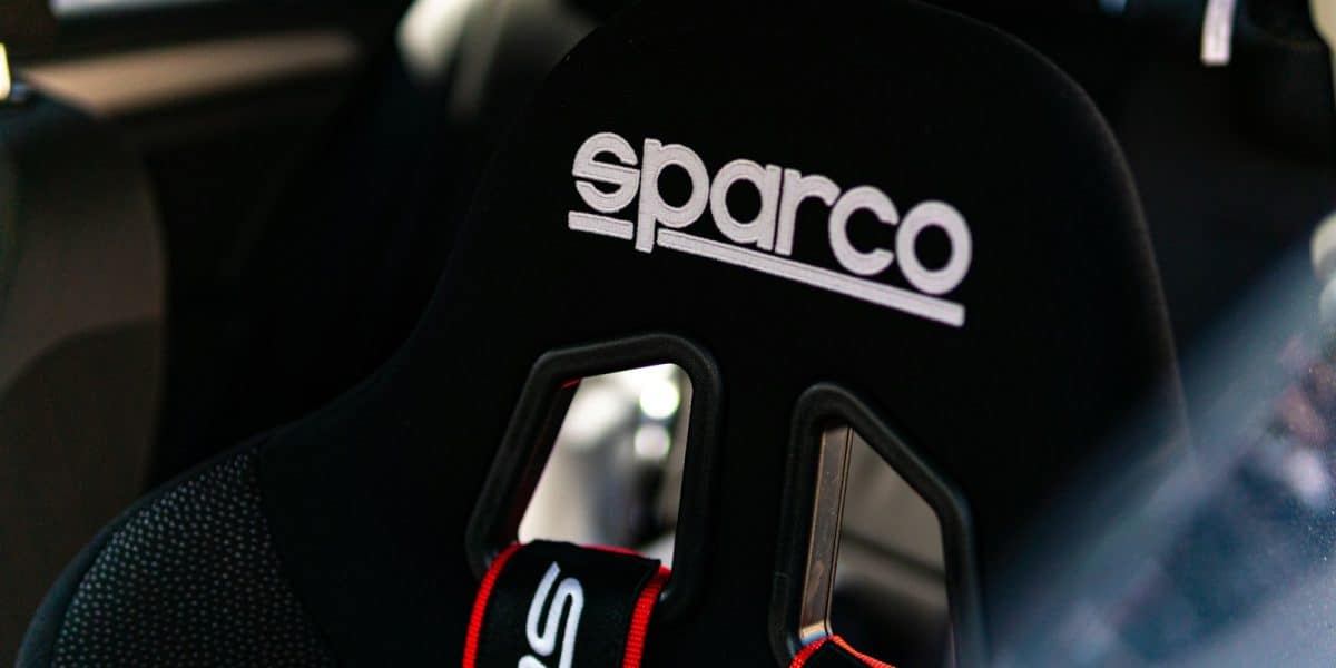 Baquet de course Sparco équipé de sangles de harnais sur circuit