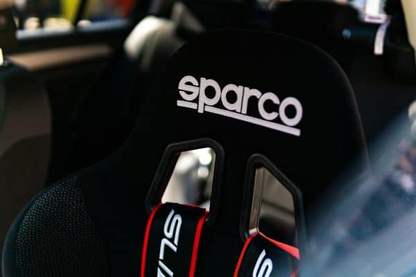 Baquet de course Sparco équipé de sangles de harnais sur circuit