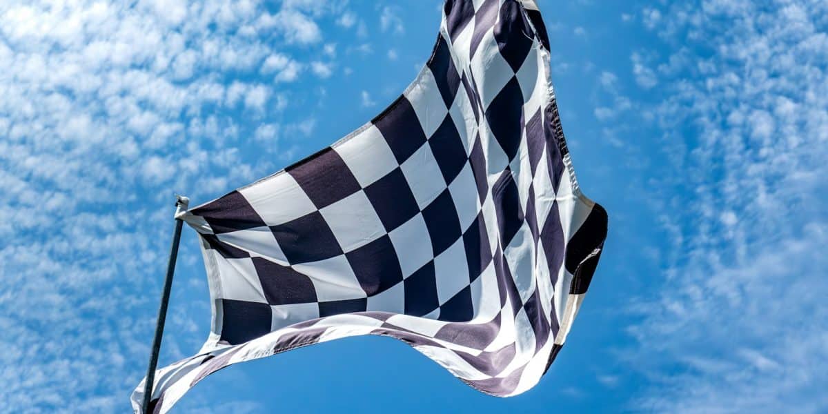 Drapeau à damier agité en piste, fin de séance