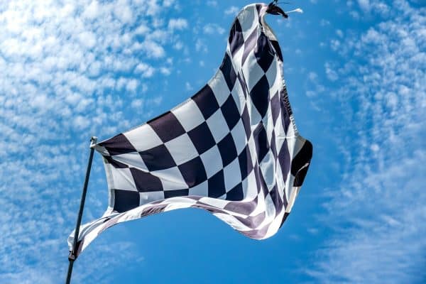 Drapeau à damier agité en piste, fin de séance