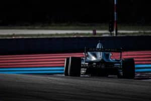 Voiture de Formule 1 sur circuit