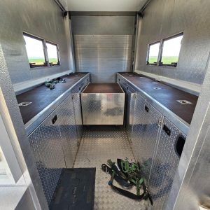Remorque transporteur Fliegl aménagée par Lehel Coachbuilder