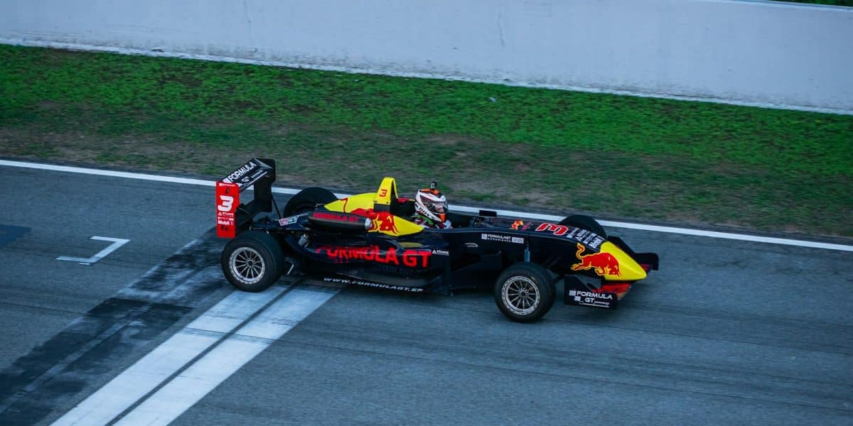 Monoplace de Formule sur circuit devant les tribunes