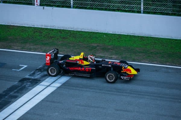 Monoplace de Formule sur circuit devant les tribunes