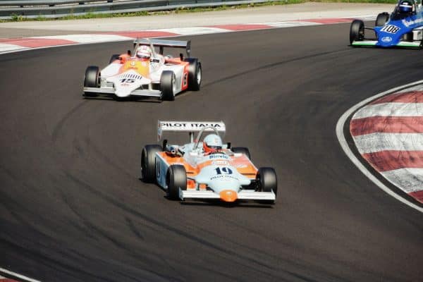 Voitures de course sur circuit