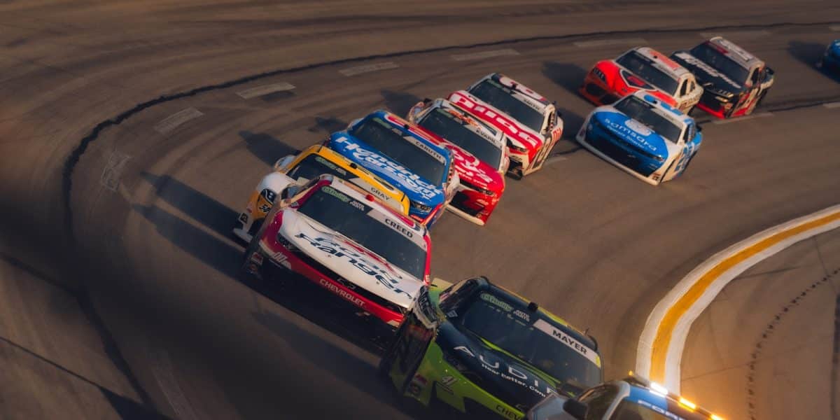 Voitures de course filant dans un virage serré sur circuit