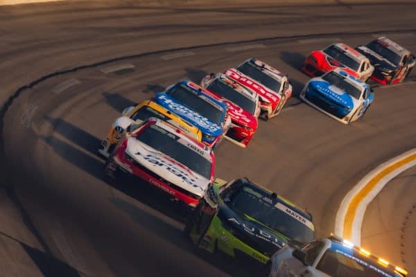 Voitures de course filant dans un virage serré sur circuit