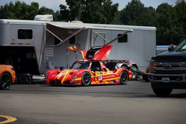 Voiture de course Radical au paddock à côté de sa remorque et de son camion