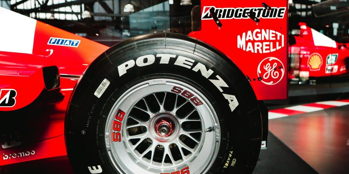 Monoplace de Formule 1 rouge sur circuit