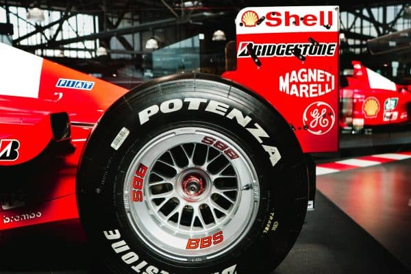 Monoplace de Formule 1 rouge sur circuit