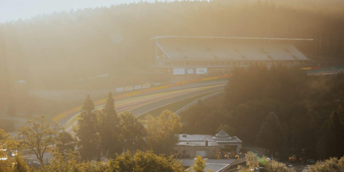 Le circuit de Spa-Francorchamps dans les Ardennes au soleil couchant
