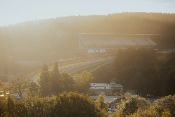 Le circuit de Spa-Francorchamps dans les Ardennes au soleil couchant