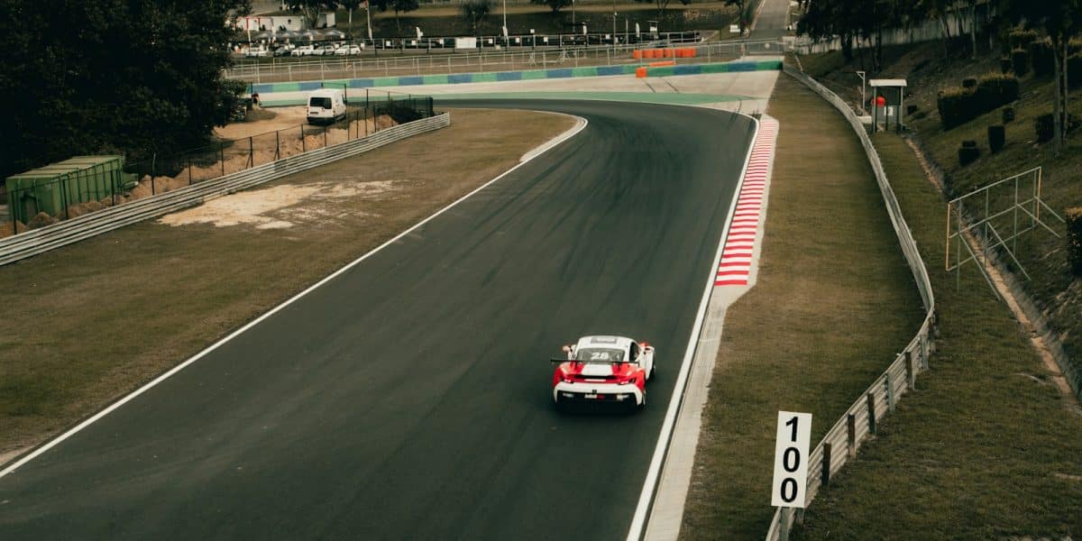 Voiture de course seule sur un circuit par temps nuageux