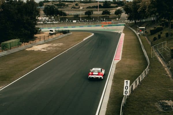 Voiture de course seule sur un circuit par temps nuageux
