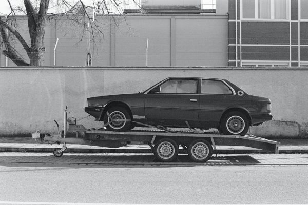 Voiture de sport chargee sur une remorque porte-voiture a plateau