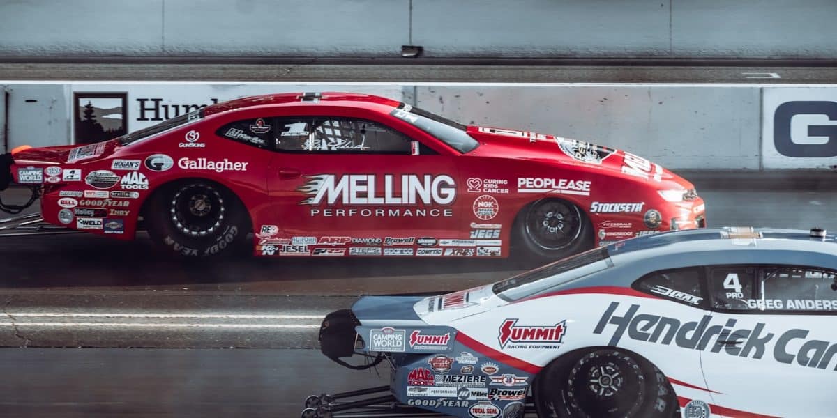 Voitures d'endurance en bataille sur circuit