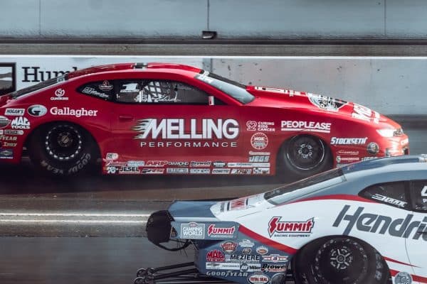 Voitures d'endurance en bataille sur circuit