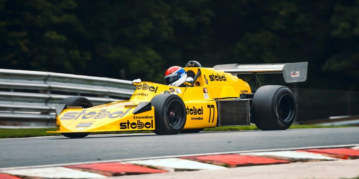 Monoplace de Formule 1 classique en piste