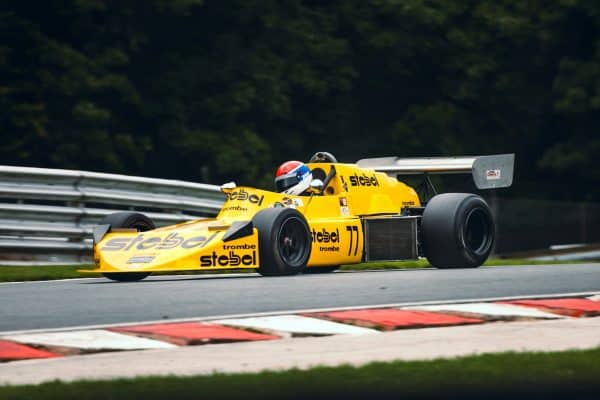 Monoplace de Formule 1 classique en piste