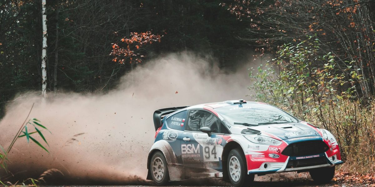 Voiture de rallye à hayon rouge sur une spéciale
