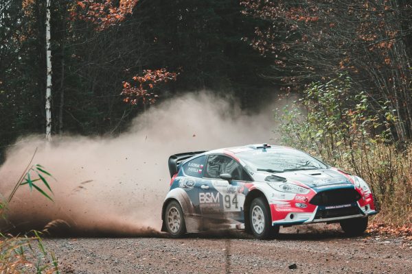 Voiture de rallye à hayon rouge sur une spéciale