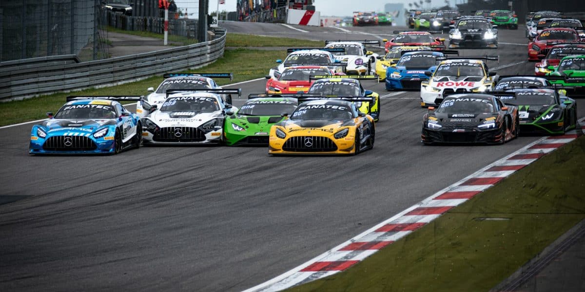 Groupe de voitures de course GT sur circuit