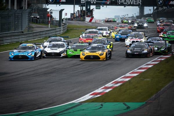 Groupe de voitures de course GT sur circuit
