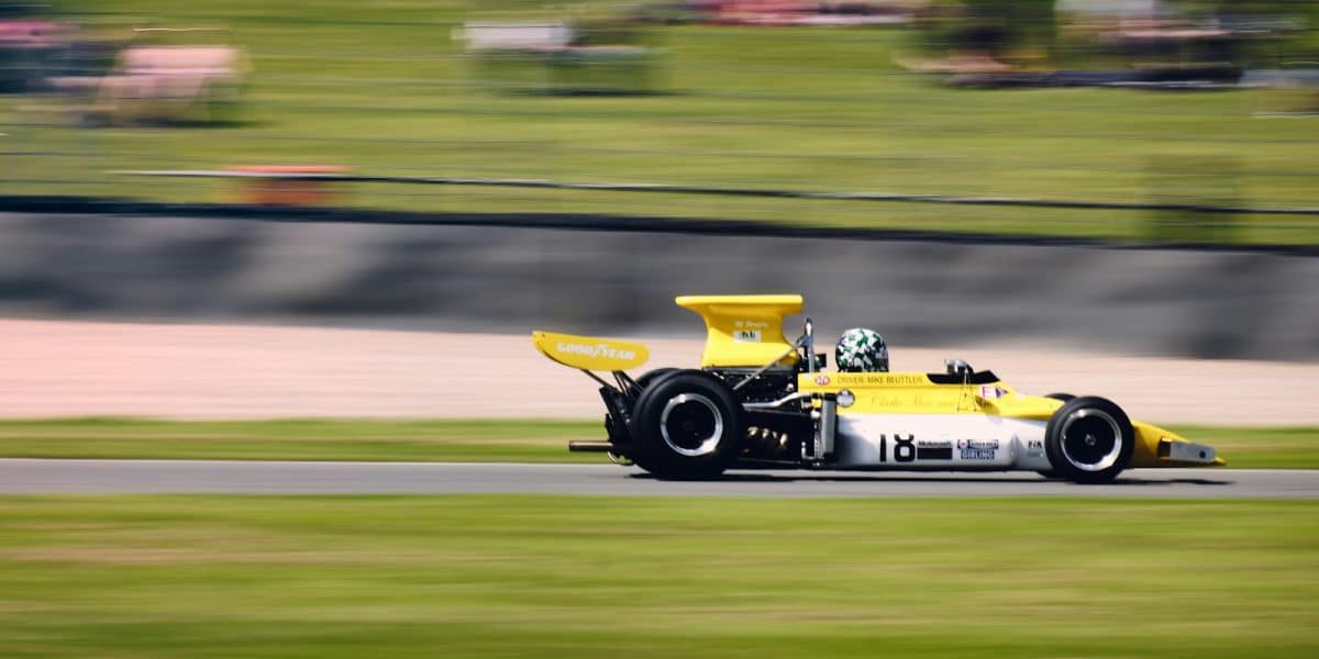 Voiture de course monoplace en piste, illustration IndyCar