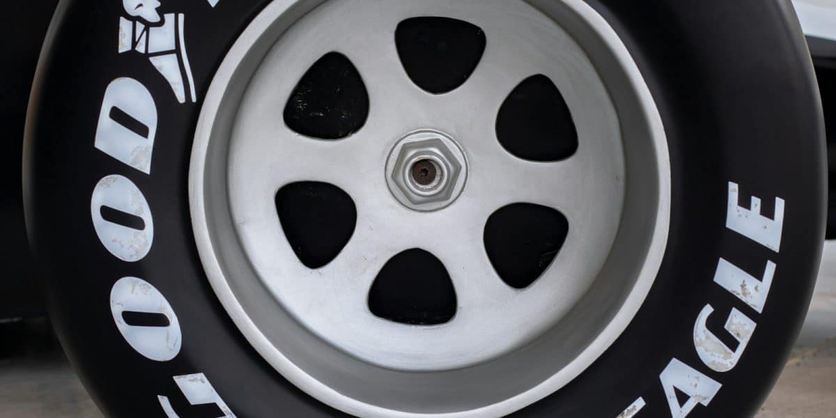 Gros plan sur un pneu slick de compétition