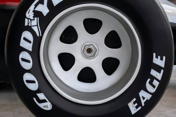 Gros plan d un pneu de circuit sur une voiture de piste