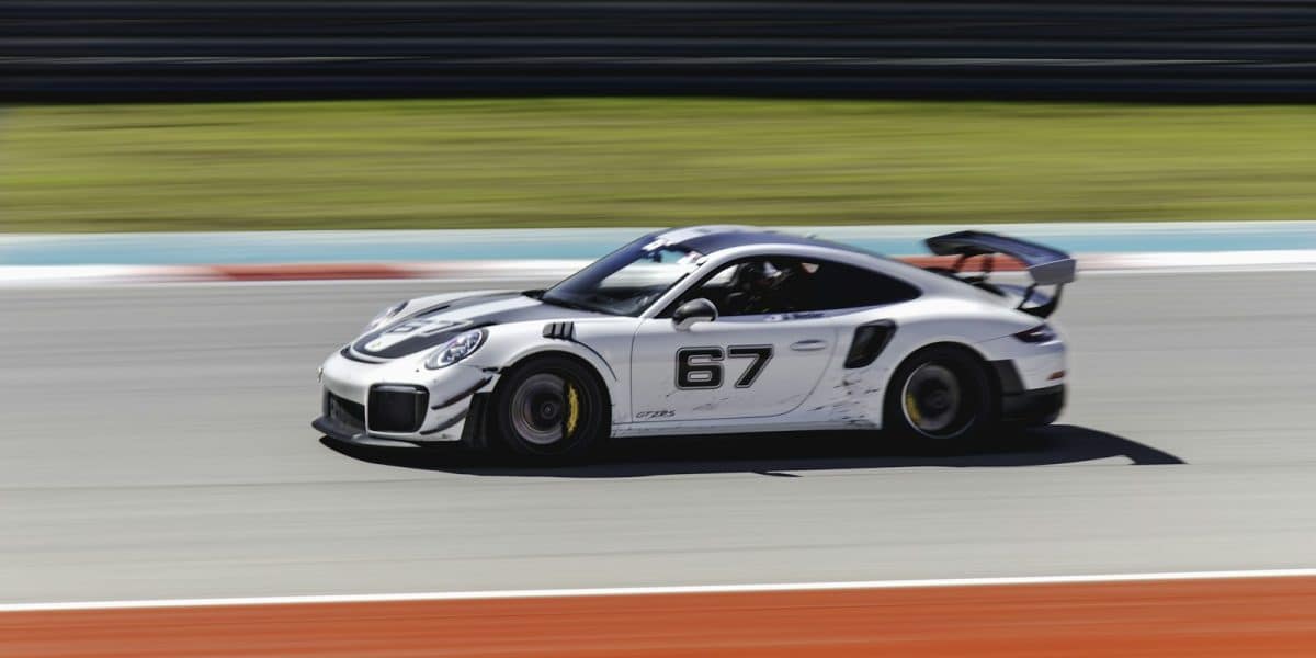 Voiture de course GT sur circuit, illustration endurance WEC