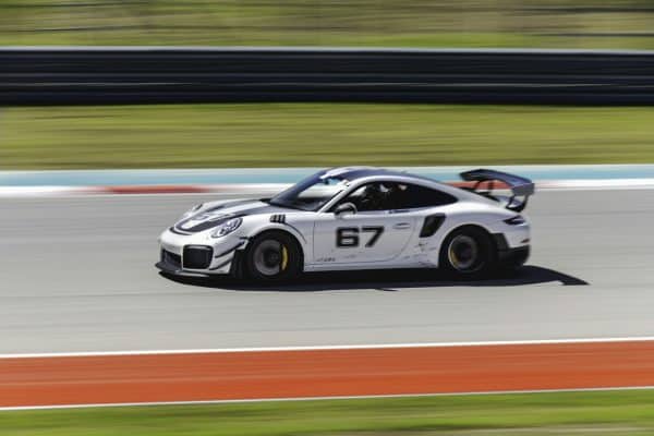 Voiture de course GT sur circuit, illustration endurance WEC