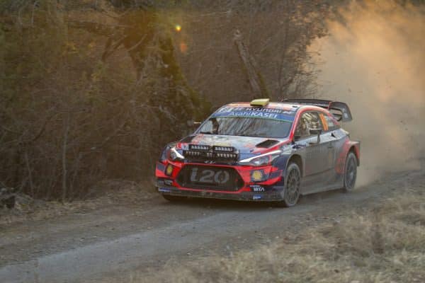 Voiture de rallye sur chemin de terre, illustration WRC