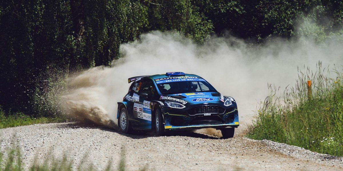 Voiture de rallye Ford Fiesta sur une spéciale en terre, gerbe de poussière