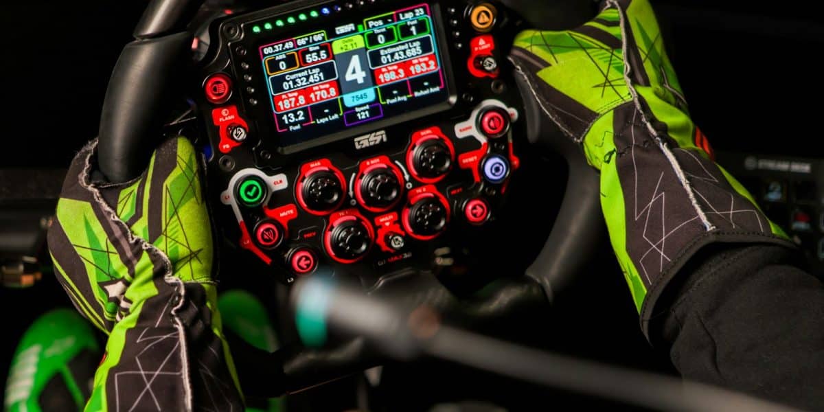 Mains gantées sur un volant de voiture de course en trackday