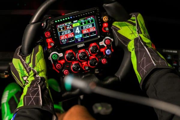 Mains gantées sur un volant de voiture de course en trackday