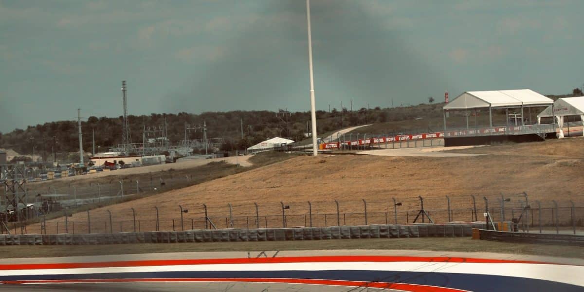 Vibreur rouge et blanc en bordure d'un virage de circuit automobile