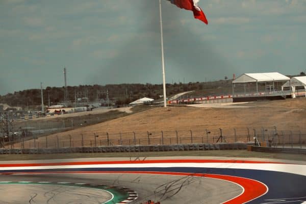 Vibreur rouge et blanc en bordure d'un virage de circuit automobile