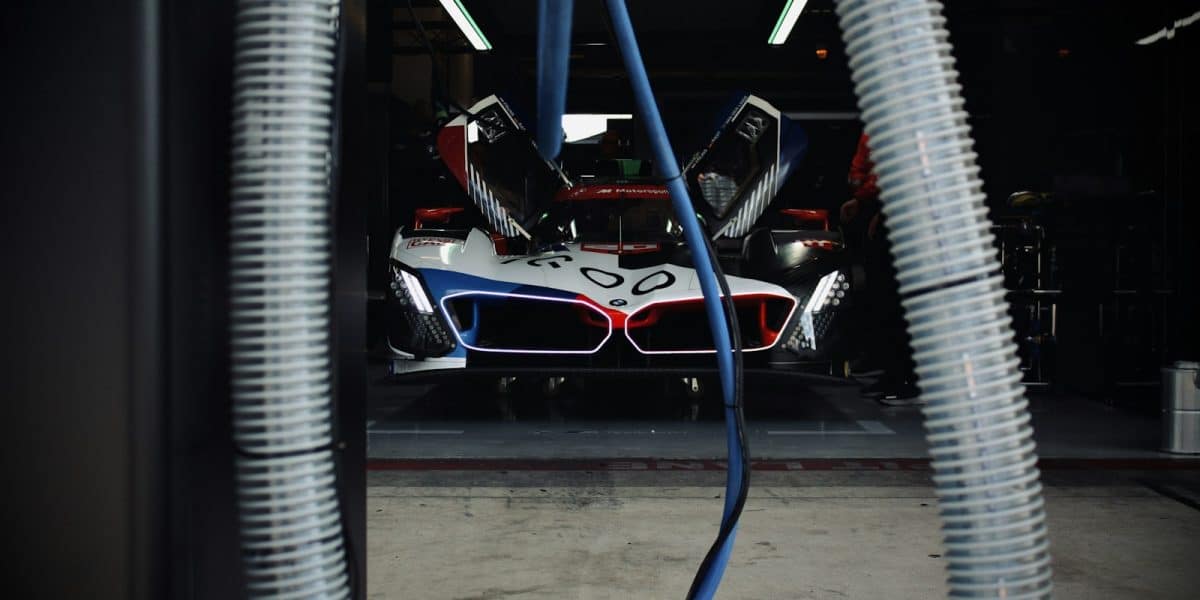Voiture de course en préparation dans un stand de garage