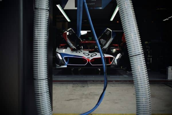 Voiture de course en préparation dans un stand de garage