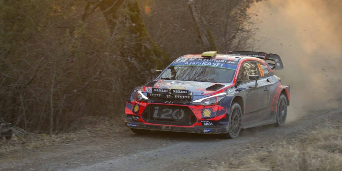Voiture de rallye sur chemin de terre, illustration WRC