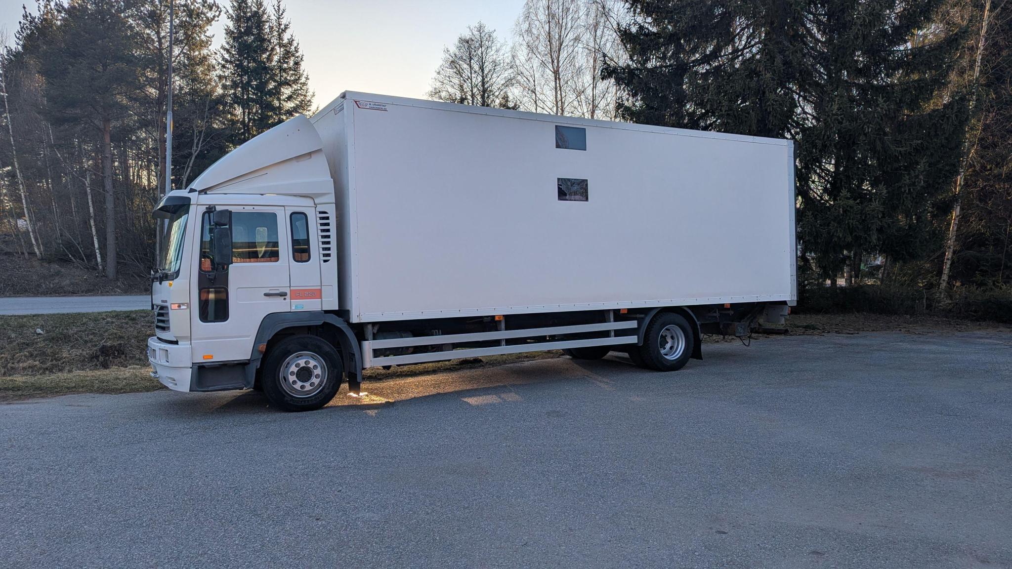 Volvo FL6 220 transporteur de course avec garage et cellule de vie – Image 9